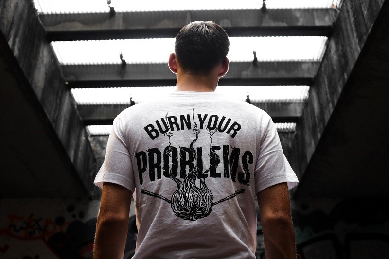 Natpisi na majicama "Burn your peoblems"
